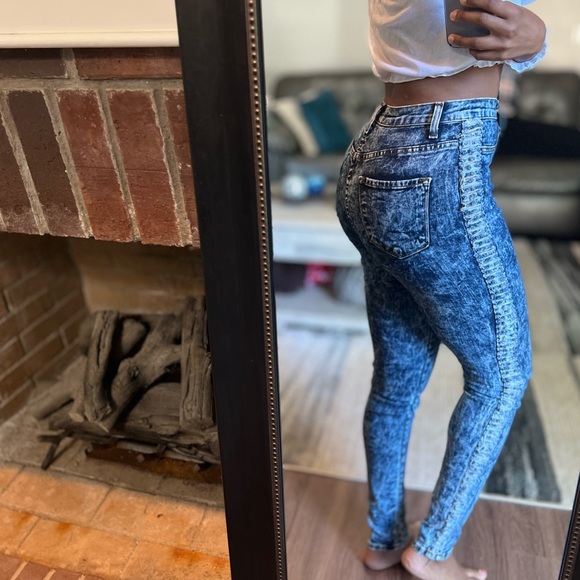 Juniors Size 9, 7, M Vibrant MIU High Waisted Acid Wash Distressed Skinny Jeans - Picture 2 of 5